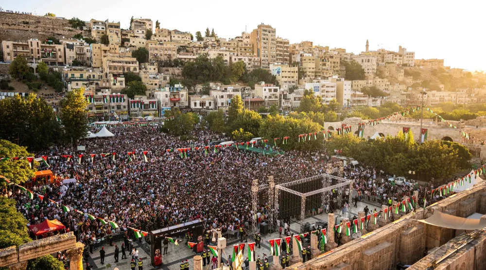 وفاة مشجع وإصابة 8 آخرين إثر تدافع في محيط المدرج الروماني وسط عمّان (أ.ف.ب)
