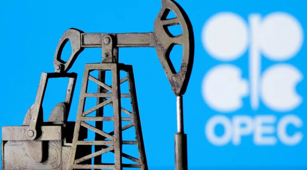 نموذج ثلاثي الأبعاد لمضخة استخراج نفط «Pump Jack» أمام شعار منظمة «أوبك» (رويترز)