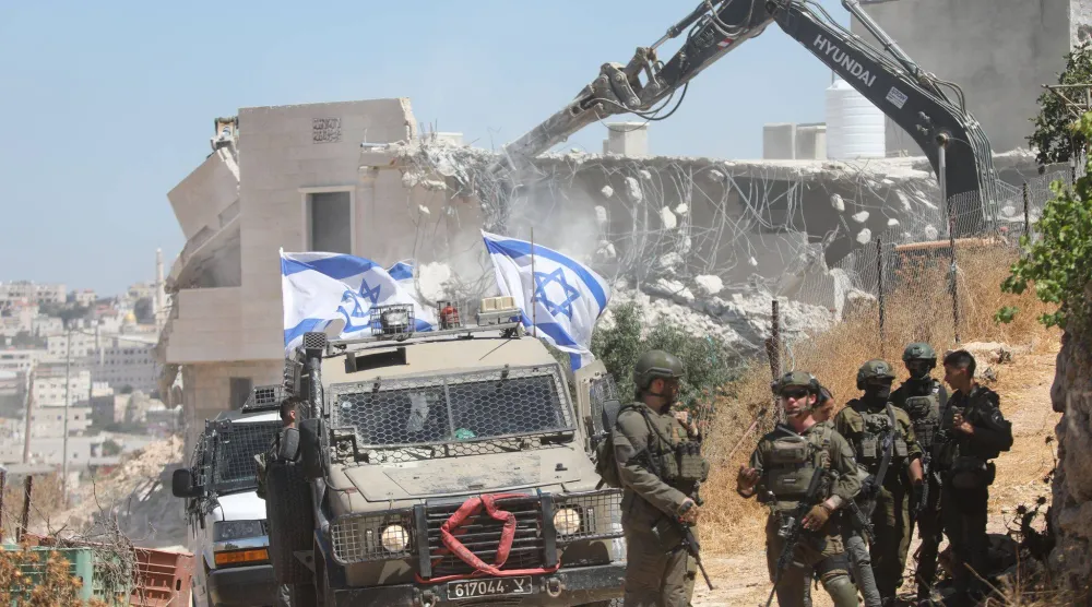 جرافات إسرائيلية تهدم منزلاً لعائلة فلسطينية في منطقة جنوب الخليل بالضفة الغربية المحتلة الثلاثاء (د.ب.أ)