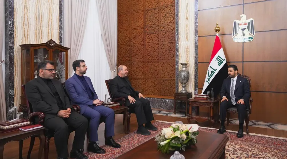 Irak’ın yeni Başbakanı Ali ez-Zeydi, Bağdat’ta İran’ın Irak Büyükelçisi Muhammed Kazım Al Sadık ile yaptığı görüşme sırasında (Hükümet medyası)