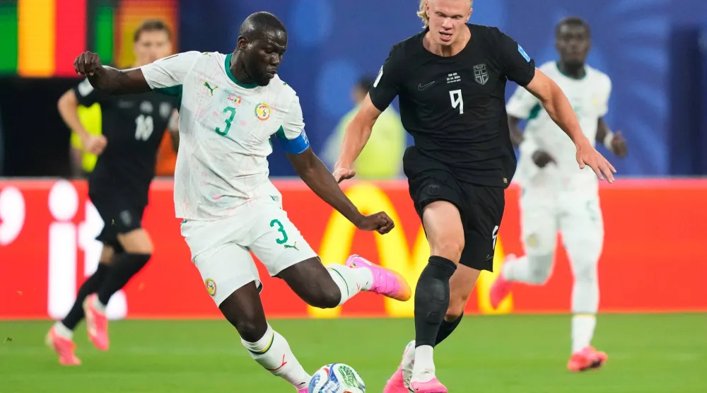 خاليدو كوليبالي قائد منتخب السنغال أخطأ مرتين أمام هالاند (أ.ب)