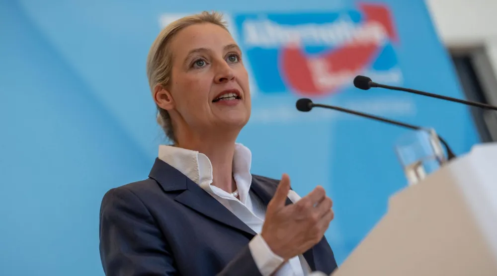 أليس فايدل رئيسة الكتلة البرلمانية لحزب «البديل من أجل ألمانيا» (AfD) تلقي كلمة للإعلام قبل بدء اجتماع الكتلة البرلمانية للحزب في البرلمان الألماني 23 يونيو 2026 (د.ب.أ)