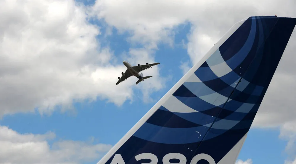 خلال عرض جوي لطائرة إيرباص «إيه 380» A380 في مطار لو بورجيه بالقرب من باريس في 24 يونيو 2017 ضمن معرض باريس الجوي الدولي (أ.ف.ب)