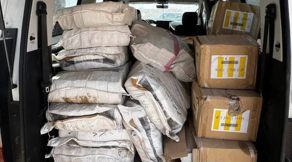 صورة وزعها القضاء العراقي لمبالغ نقدية ضبطت داخل صناديق وأكياس مقيدة بختم البنك المركزي العراقي