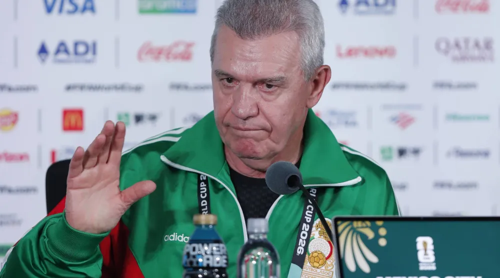 خافيير أغيري مدرب منتخب المكسيك في مؤتمر صحافي (إ.ب.أ)