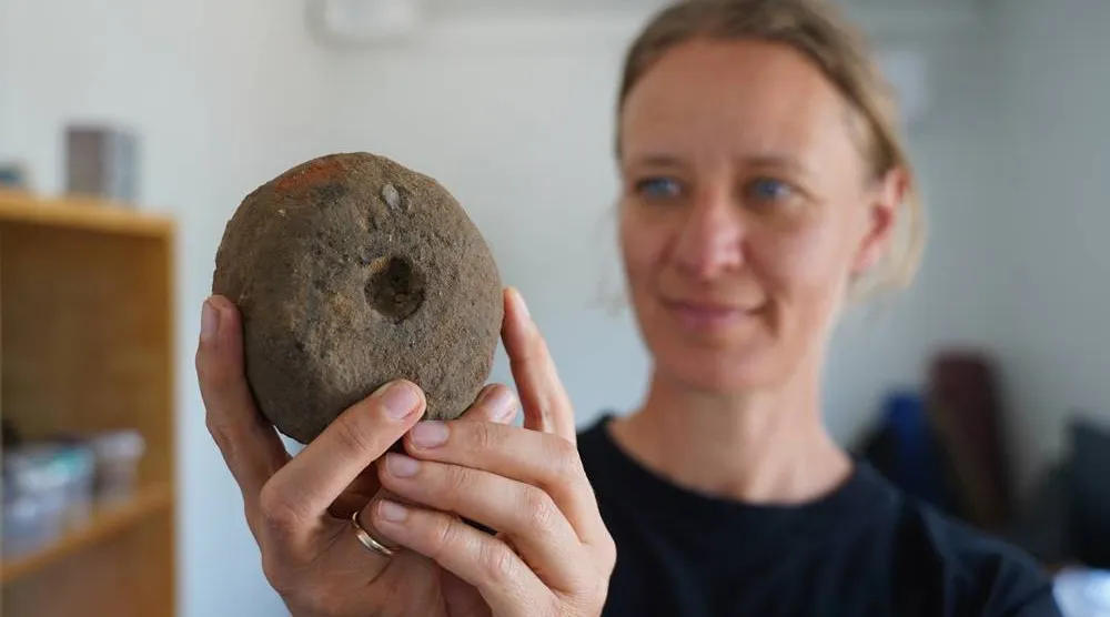  Moesgaard Museum archaeologist Liv Stidsing Reher-Langberg holds a Viking Age weight loom unearthed in Aarhus, Denmark, on June 22, 2026. (AP) 