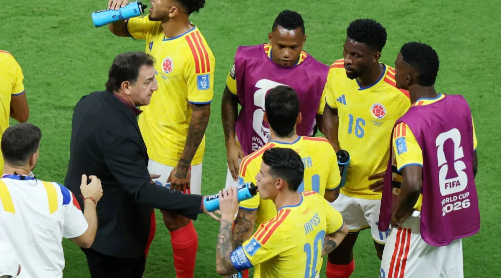 Soccer Football - FIFA World Cup 2026 - Group K - Colombia v DR Congo - Estadio Guadalajara, Guadalajara, Mexico - June 23, 2026 Colombia coach Nestor Lorenzo gives instructions to his players during a hydration break REUTERS/Raquel Cunha