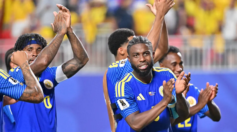 لاعبو كوراساو يلقون التحية على مشجعيهم بعد مباراة مرحلة المجموعات لكأس العالم 2026 أمام الإكوادور (إ.ب.أ)