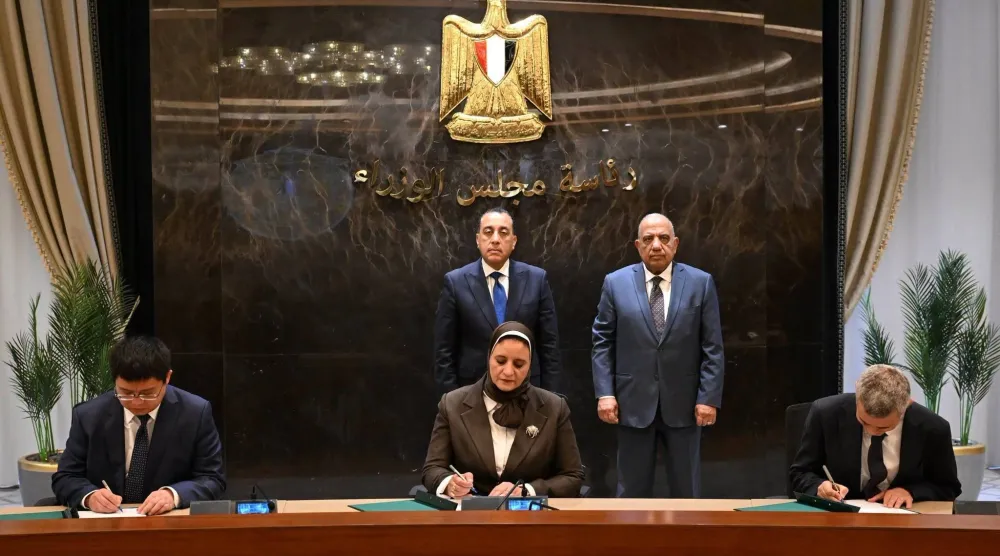 رئيس الوزراء ووزير الكهرباء يشهدان توقيع مذكرة تفاهم مع شركة «ساني» الصينية لإنشاء أول مصنع لتوربينات الرياح (مجلس الوزراء المصري)