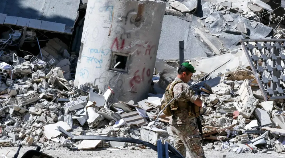 Yıkımın her yeri sardığı Nebatiye’de bir Lübnan askeri (AFP)