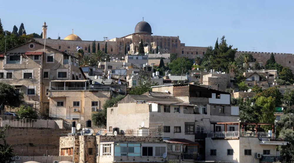 صورة لقبة المسجد الأقصى إلى جانب جزء من قبة الصخرة في القدس الشرقية (أ.ف.ب)