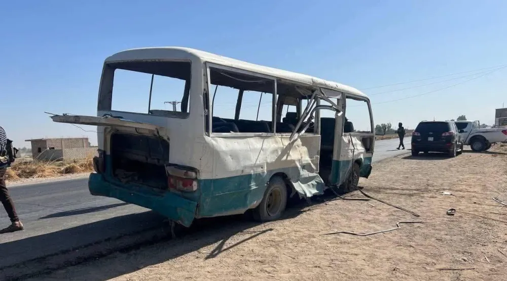 صورة لما بعد تفجير حافلة مبيت كانت تنقل موظفي حراسة أمنية في حقل التيم بدير الزور خلال أكتوبر 2025 (متداولة)