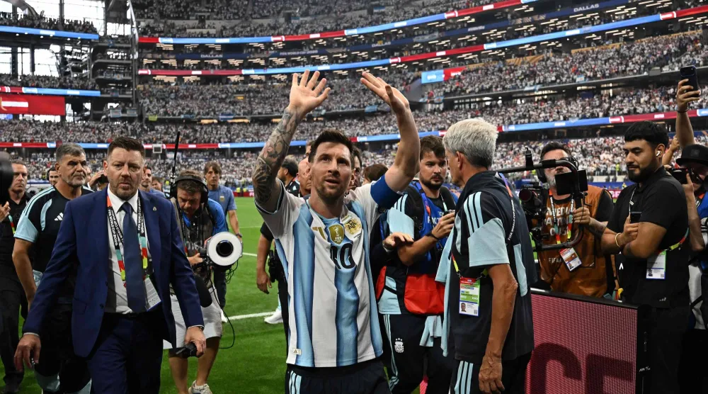 يلوّح النجم الأرجنتيني ليونيل ميسي بيده وهو يغادر الملعب بعد فوزه في مباراة بين الأرجنتين والنمسا ضمن كأس العالم 2026 على ملعب «دالاس» بأميركا 22 يونيو 2026 (أ.ف.ب)