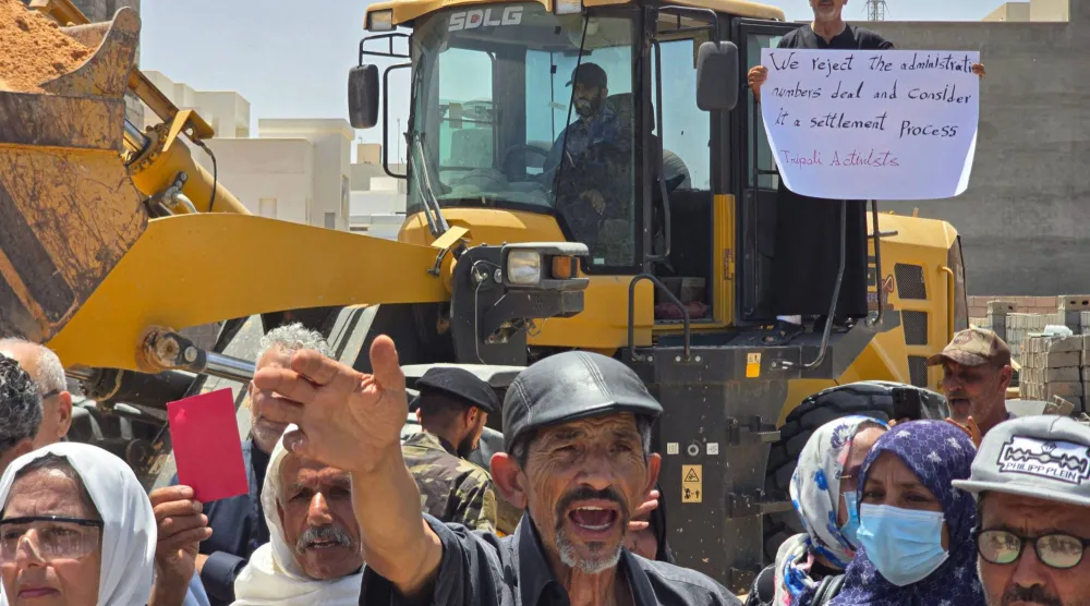جانب من مظاهرة نظمها ليبيون مطلع الشهر الجاري رفضاً لما سموه «توطين» المهاجرين السريين في ليبيا (أ.ف.ب)