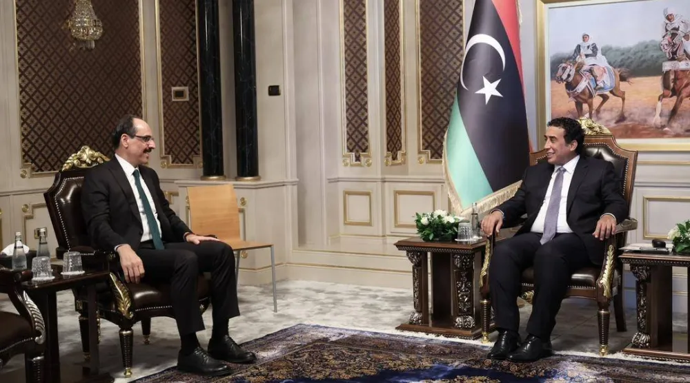 المنفي في لقاء مع رئيس جهاز الاستخبارات التركية إبراهيم قالن بالعاصمة الليبية طرابلس أمس الثلاثاء (مكتب المنفي)