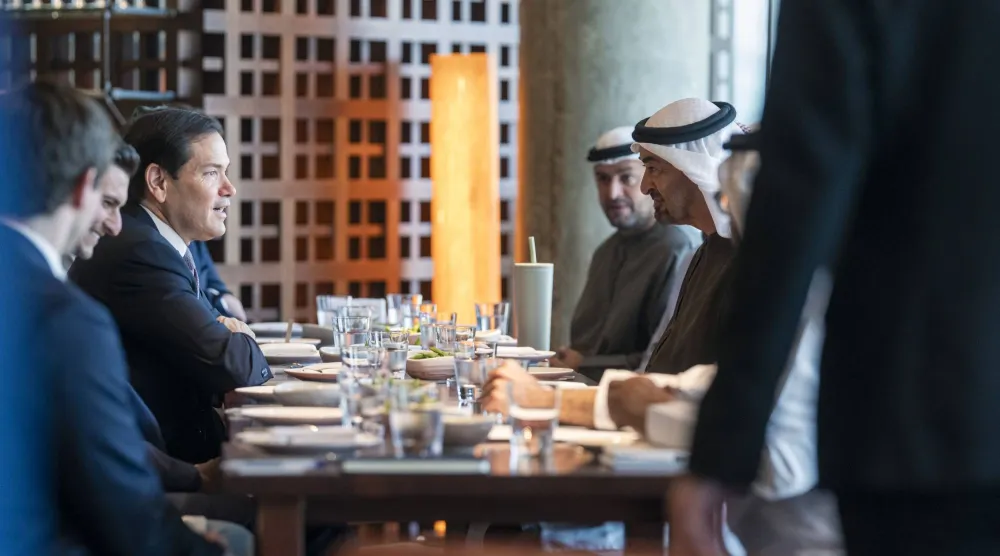 الشيخ محمد بن زايد آل نهيان، رئيس دولة الإمارات، مع وزير الخارجية الأميركي ماركو روبيو خلال اللقاء في أبوظبي.(وام)