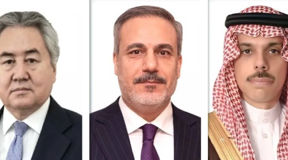 الأمير فيصل بن فرحان وزير الخارجية السعودي ونظيراه التركي هاكان فيدان والقرغيزي جينبيك كولوباييف (الشرق الأوسط)