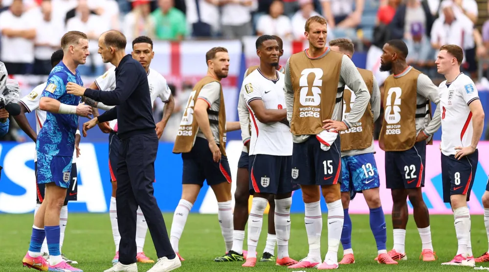 توخيل مدرب المنتخب الإنجليزي ولاعبوه ومشاعر الإحباط بعد السقوط في فخ التعادل أمام غانا (رويترز)