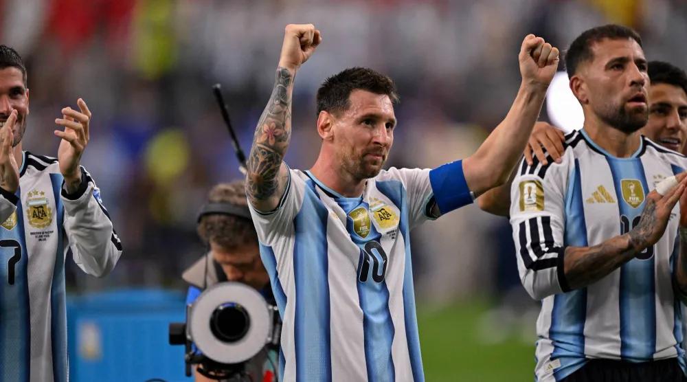 النجم الأرجنتيني ليونيل ميسي يحيي الجماهير بعد الفوز على النمسا في كأس العالم 2026 (رويترز)