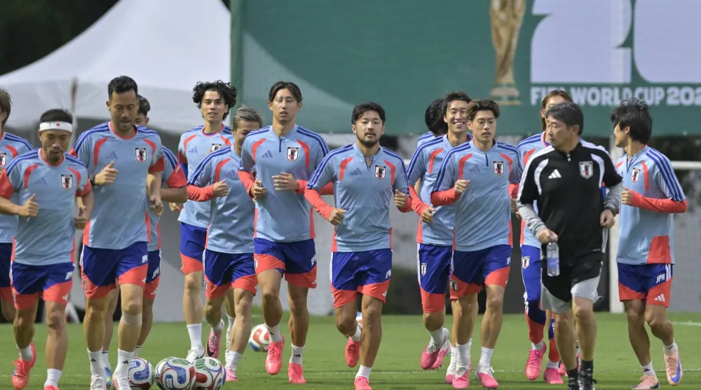 لاعبو المنتخب الياباني خلال التدريب الأخير قبل مواجهة السويد الصعبة (ا ب ا)