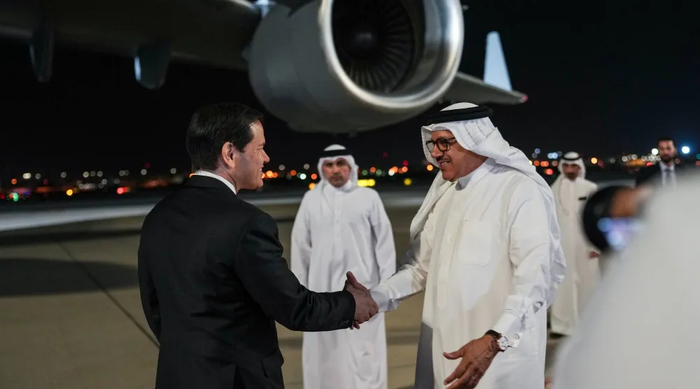وزير الخارجية البحريني عبد اللطيف الزياني مستقبلاً نظيره الأميركي ماركو روبيو لدى وصوله إلى البلاد (أ.ب)