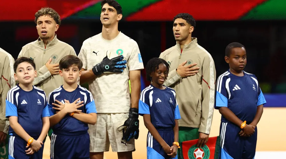ياسين بونو حارس مرمى المنتخب المغربي بجوار القائد أشرف حكيمي قبل لقاء هايتي (رويترز)