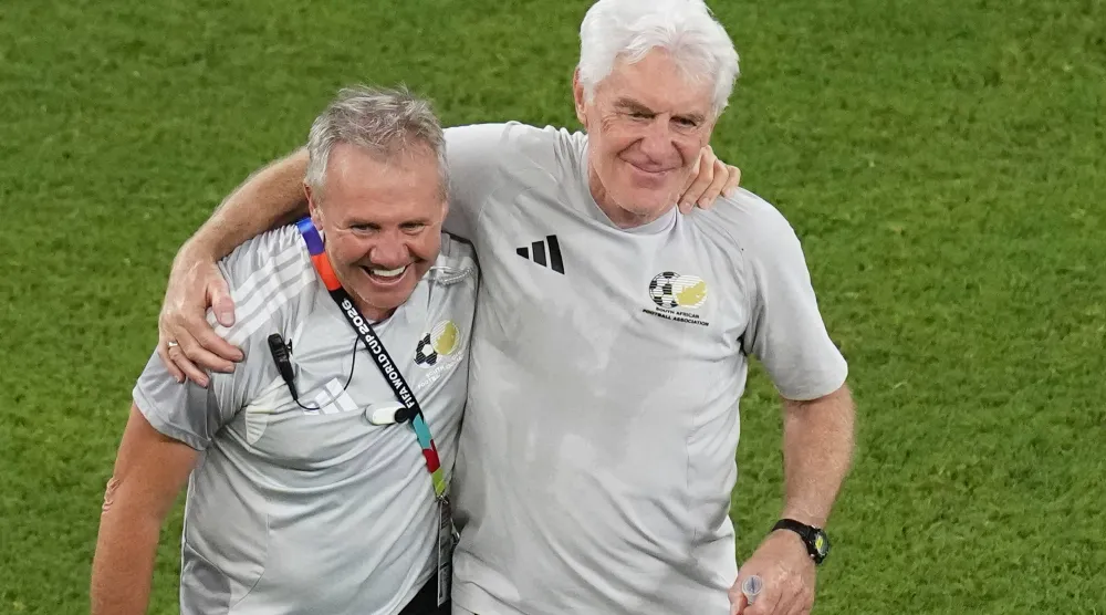 هوغو بروس (يمين) المدير الفني لمنتخب جنوب أفريقيا (أ.ب)