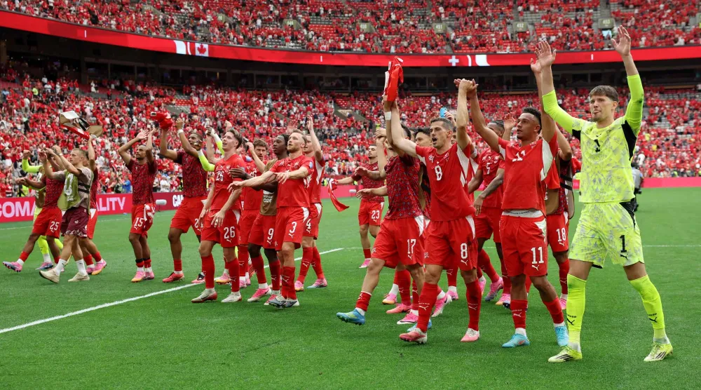 VANCOUVER, BRITISH COLUMBIA - JUNE 24: Players of Switzerland applaud fans after the team's 2-1 victory in the FIFA World Cup 2026 Group B match between Switzerland and Canada at BC Place Vancouver on June 24, 2026 in Vancouver, British Columbia.   Alex Grimm/Getty Images/AFP