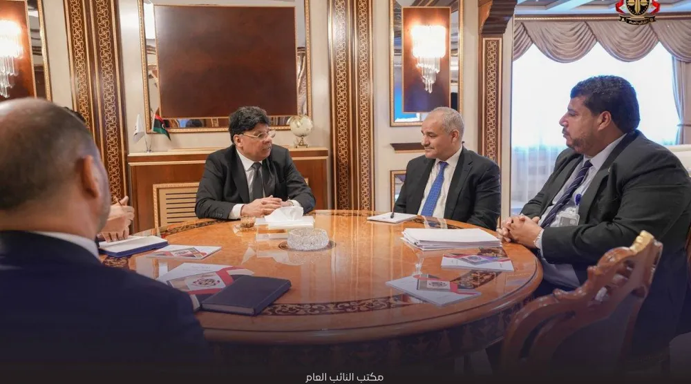 النائب العام مجتمعاً مع محافظ المصرف المركزي ورئيس مؤسسة النفط في طرابلس (مكتب الصور)
