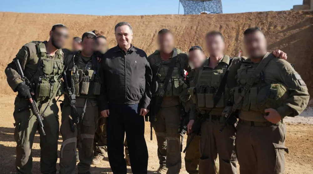 ​وزير الدفاع الإسرائيلي يسرائيل كاتس خلال زيارة لجنود الجيش الإسرائيلي في «المنطقة الأمنية بسوريا» (قناة كاتس في تلغرام)