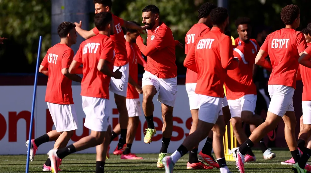 صلاح نجم مصر يتوسط زملائه في التدريب الاخير قبل ملاقاة إيران (رويترز)