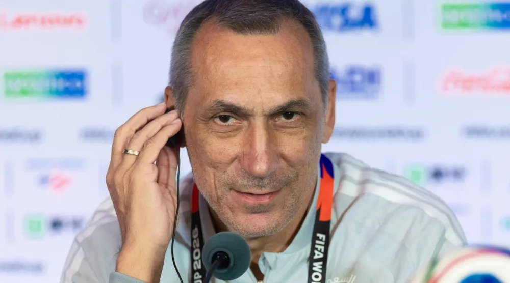 اليوناني دونيس مدرب المنتخب السعودي (المنتخب السعودي)
