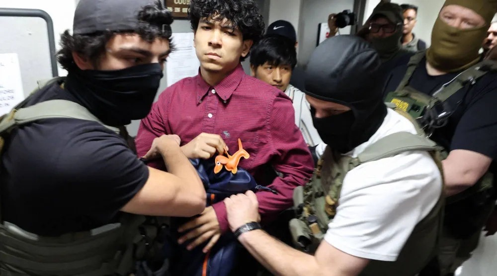 أرشيفية لضباط فيدراليون يعتقلون شخصاً خارج قاعة محكمة هجرة بنيويورك (أ.ف.ب)