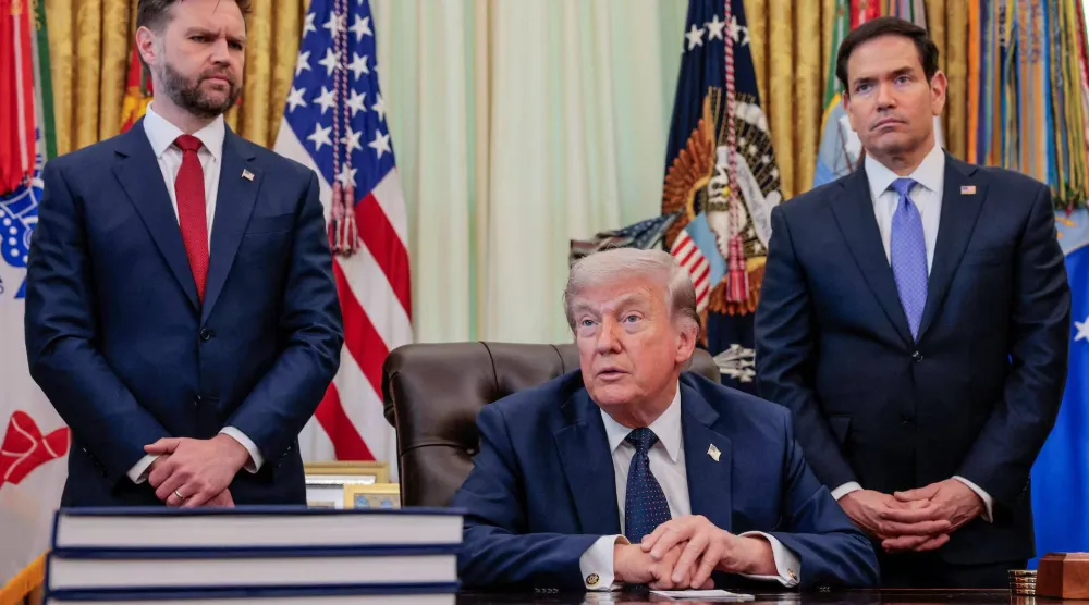 الرئيس الأميركي دونالد ترمب يلقي كلمة وخلفه نائب الرئيس جي دي فانس ووزير الخارجية ماركو روبيو في البيت الأبيض (رويترز)