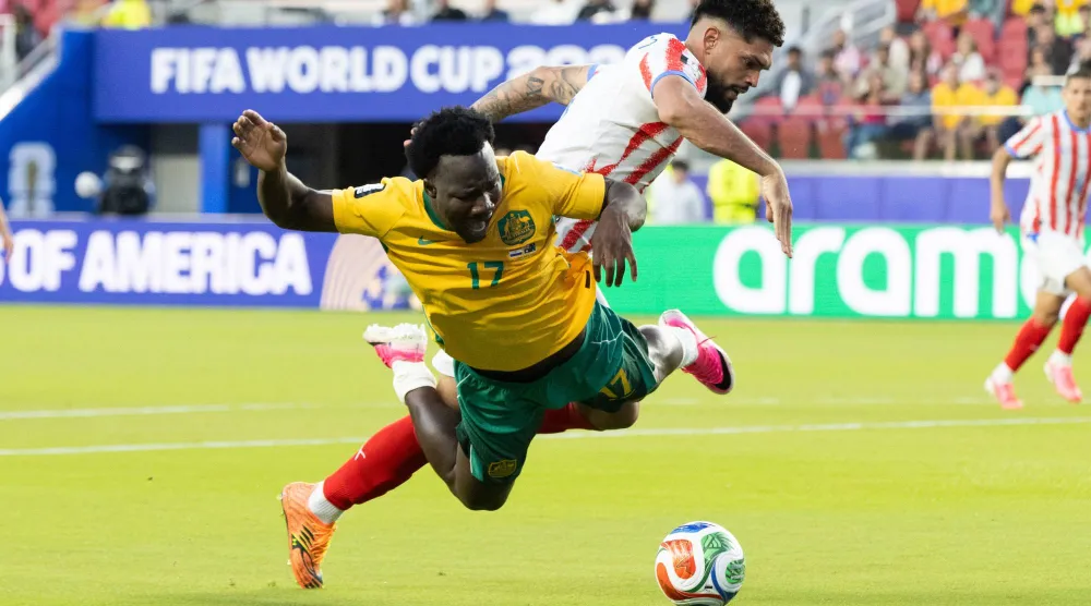 جانب من مباراة باراغواي وأستراليا (إ.ب.أ)