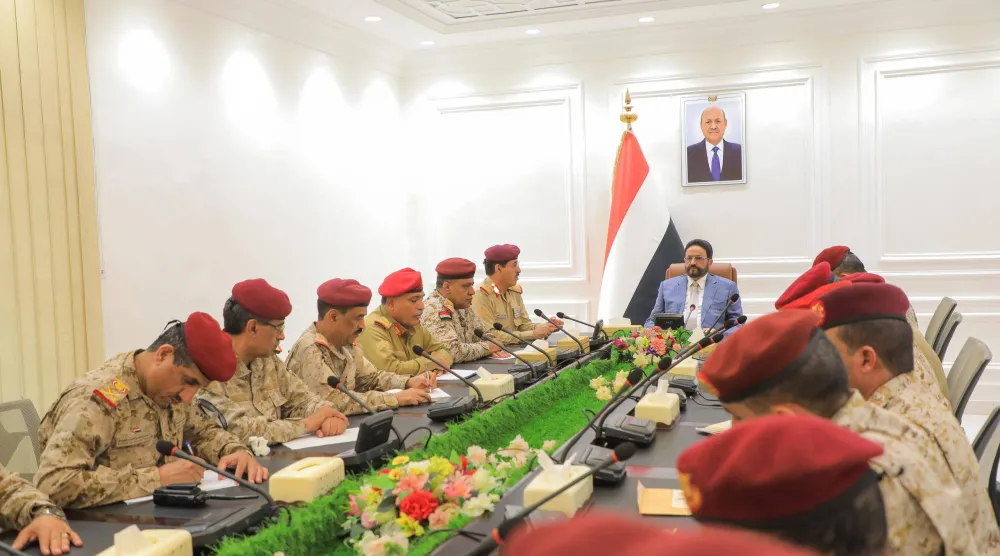 العرادة يترأس في مأرب اجتماعاً موسعاً لقيادة الجيش اليمني (سبأ)
