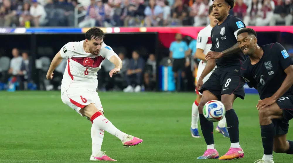 أوركون كوكجو لاعب وسط منتخب تركيا (رويترز)