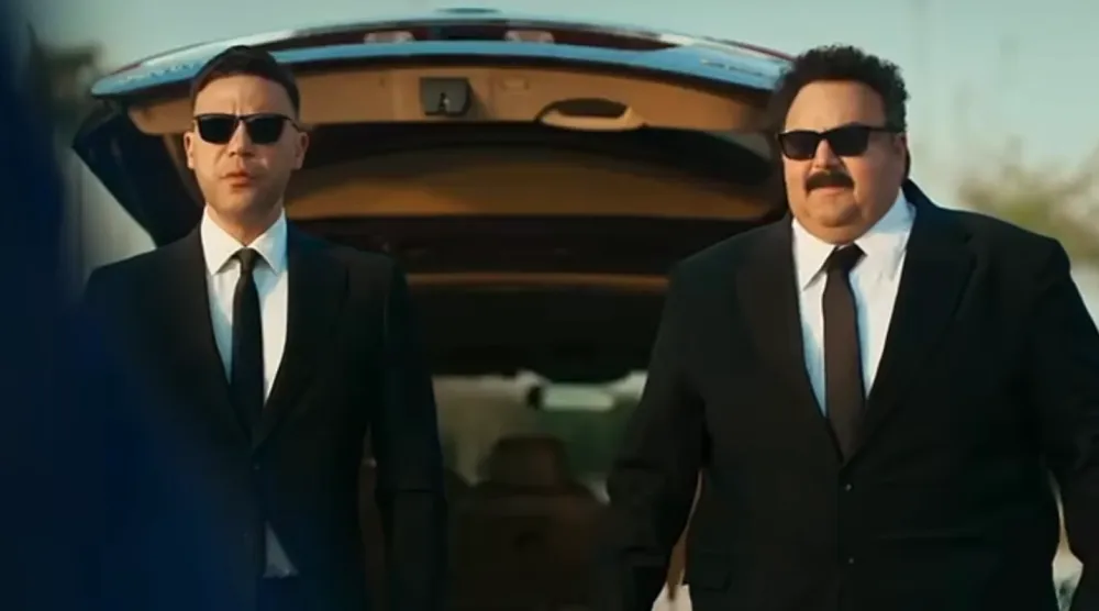 محمد إمام وشيكو في أحد مشاهد فيلم «صقر وكناريا» (الشركة المنتجة)