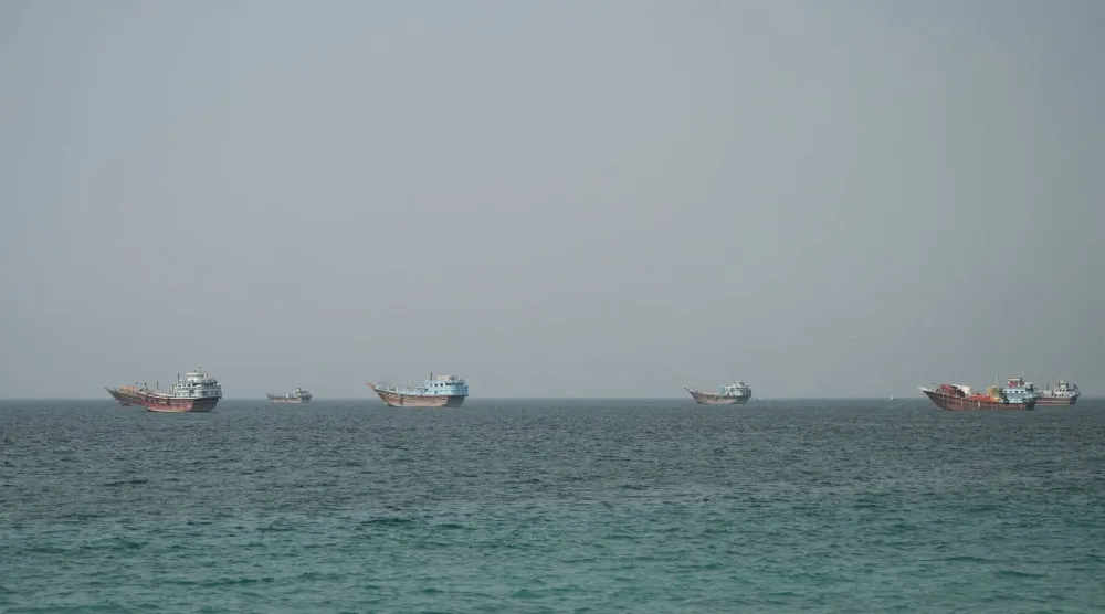 سفن في مضيق هرمز كما تظهر من مسندم في عُمان (رويترز)