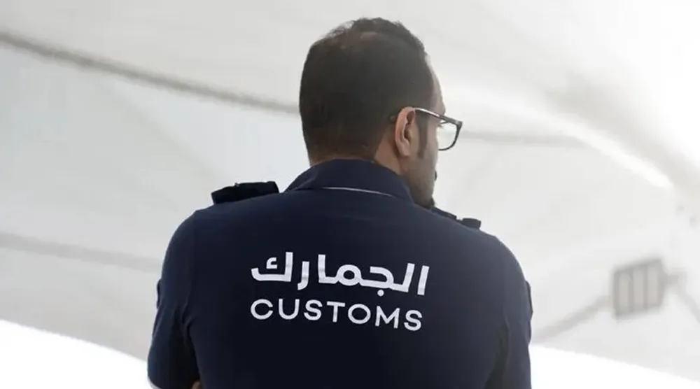يجوز لموظف الجمارك المختص إيقاف وتفتيش أي شخص أو مركبة داخل النطاق الجمركي (واس)