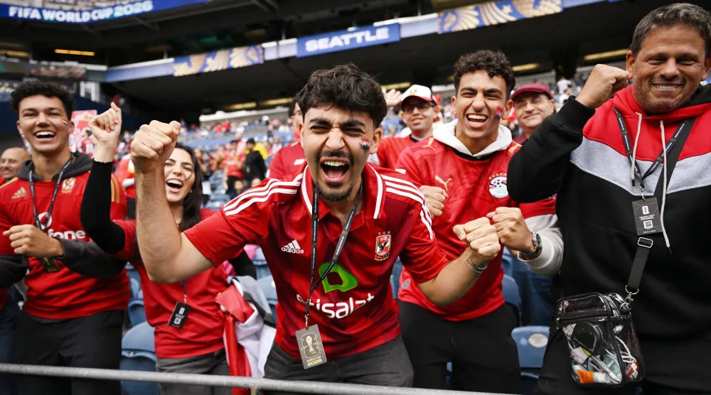 مشجع مصري يعبر عن فرحته بالتأهل قبل انطلاق مباراة منتخب بلاده أمام إيران (رويترز)