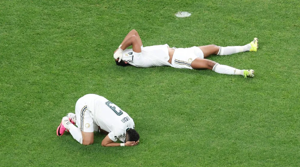لاعبو الأخضر يتحسرون بعد الخروج المونديالي (أ.ف.ب)