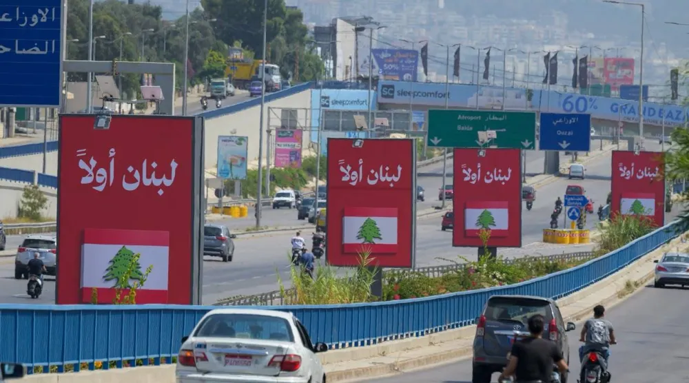 رفع شعار «لبنان أولاً» على طريق المطار باتجاه الجنوب بعدما كان قد رفع عليها في الأيام الأخيرة شعار «شكراً إيران الوفية» (الشرق الأوسط)