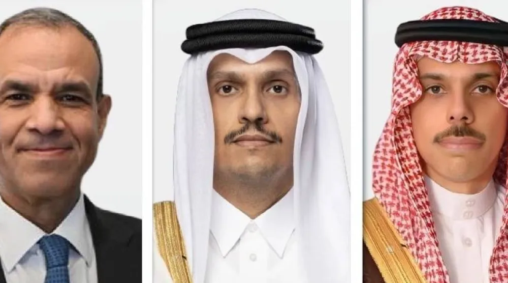 وزراء الخارجية السعودي الأمير فيصل بن فرحان والقطري الشيخ محمد بن عبد الرحمن بن جاسم والمصري الدكتور بدر عبد العاطي (الشرق الأوسط)