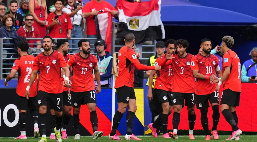 فرحة لاعبي وجماهير مصر بهز شباك إيران وتأهلهم للدور الثاني (أ.ب)