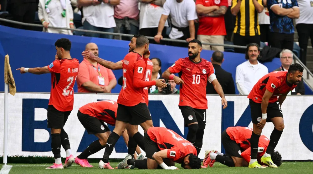 لاعبو مصر يحتفلون بهدفهم أمام إيران (رويترز)