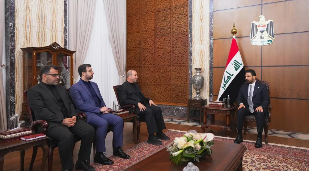 رئيس الوزراء العراقي الجديد علي الزيدي خلال لقائه السفير الإيراني محمد كاظم آل صادق في بغداد (إعلام حكومي)