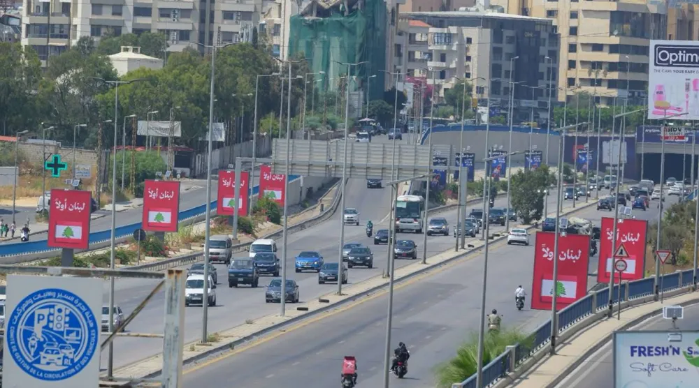 لافتات تحمل شعار «لبنان أولاً» مرفوعة على طريق المطار باتجاه الجنوب (الشرق الأوسط)
