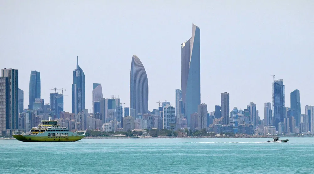مدينة الكويت من الجهة المقابلة للواجهة البحرية على طول الخليج في منطقة السالمية (أ.ف.ب)