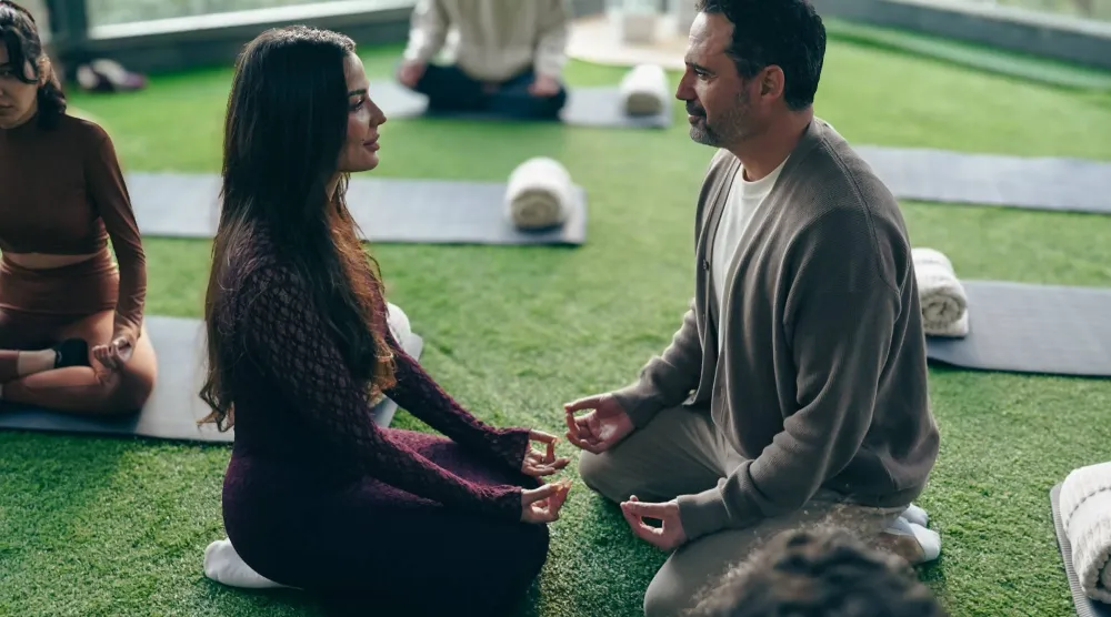 الممثلان نادين نجيم وظافر العابدين بطلا مسلسل «ممكن» (شركة الصبّاح إخوان)